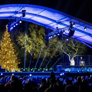 Trump y la primera dama encienden el árbol navideño de la Casa Blanca