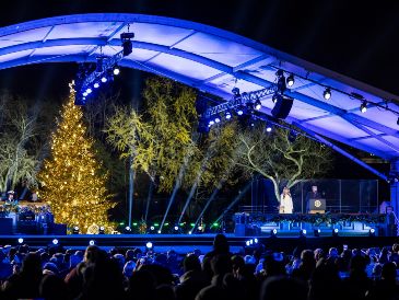 Durante la ceremonia, el mandatario realizó un conteo regresivo y pidió a la primera dama realizar el acto simbólico de encender el abeto. EFE / J. Lo Scalzo