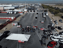 Agricultores bloquean el Puente Internacional Zaragoza durante una protesta en contra de la nueva Ley de Aguas Nacionales este miercoles, en Ciudad Juárez, Chihuahua. EFE/ L. TORRES