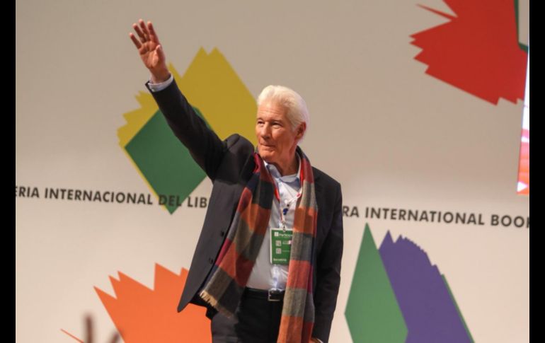 Richard Gere saludó al público en la FIL Guadalajara, donde su presencia generó aplausos y emoción entre los asistentes del programa FIL Pensamiento. EL INFORMADOR / A. Navarro