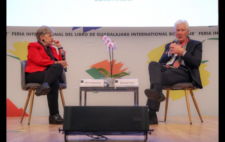 Richard Gere saludó al público en la FIL Guadalajara, donde su presencia generó aplausos y emoción entre los asistentes del programa FIL Pensamiento. EL INFORMADOR / A. Navarro
