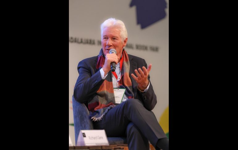 Richard Gere saludó al público en la FIL Guadalajara, donde su presencia generó aplausos y emoción entre los asistentes del programa FIL Pensamiento. EL INFORMADOR / A. Navarro