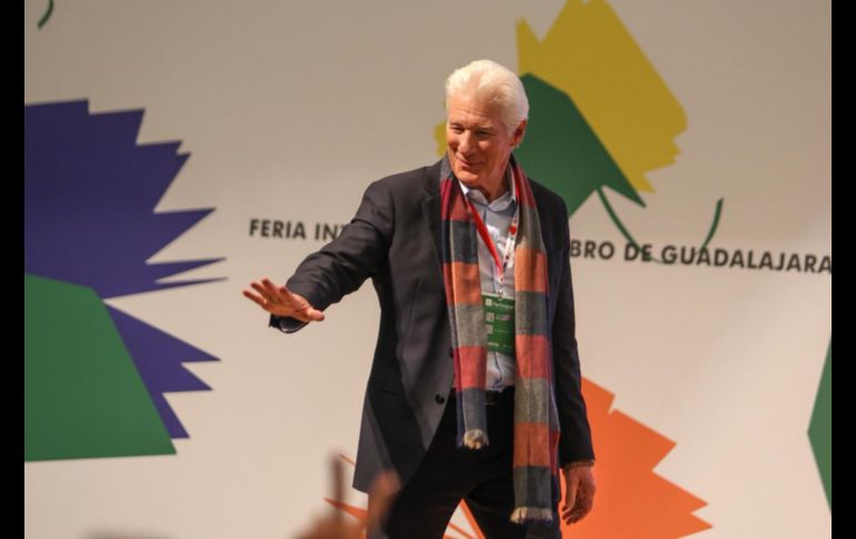 Richard Gere saludó al público en la FIL Guadalajara, donde su presencia generó aplausos y emoción entre los asistentes del programa FIL Pensamiento. EL INFORMADOR / A. Navarro
