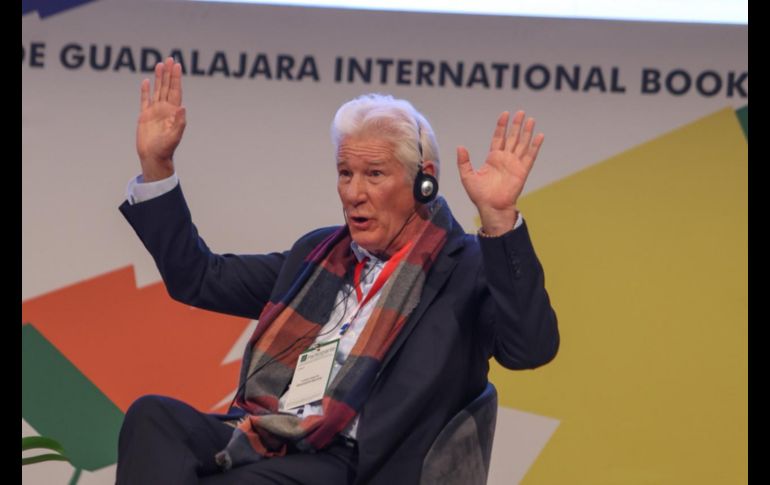 Richard Gere saludó al público en la FIL Guadalajara, donde su presencia generó aplausos y emoción entre los asistentes del programa FIL Pensamiento. EL INFORMADOR / A. Navarro