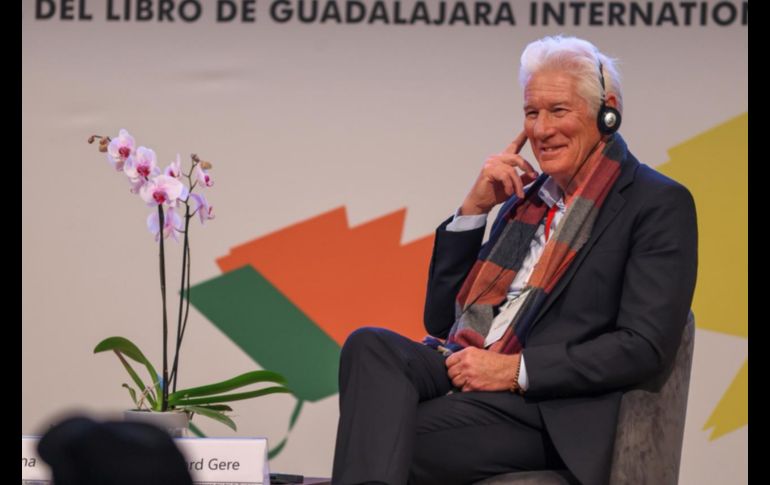 Richard Gere saludó al público en la FIL Guadalajara, donde su presencia generó aplausos y emoción entre los asistentes del programa FIL Pensamiento. EL INFORMADOR / A. Navarro