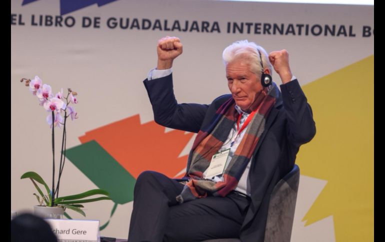 Richard Gere saludó al público en la FIL Guadalajara, donde su presencia generó aplausos y emoción entre los asistentes del programa FIL Pensamiento. EL INFORMADOR / A. Navarro