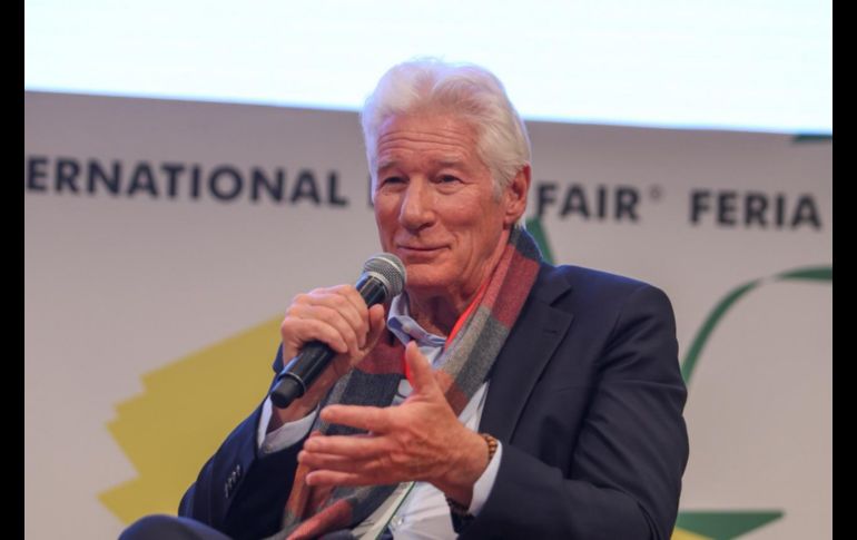 Richard Gere saludó al público en la FIL Guadalajara, donde su presencia generó aplausos y emoción entre los asistentes del programa FIL Pensamiento. EL INFORMADOR / A. Navarro
