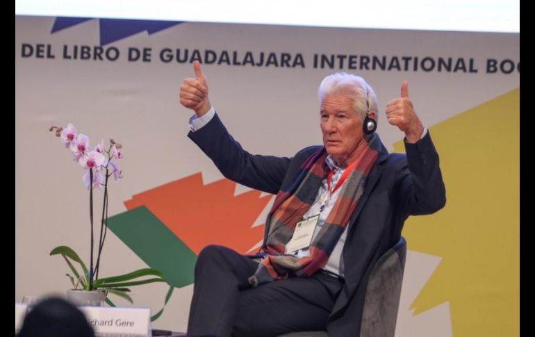 Richard Gere saludó al público en la FIL Guadalajara, donde su presencia generó aplausos y emoción entre los asistentes del programa FIL Pensamiento. EL INFORMADOR / A. Navarro