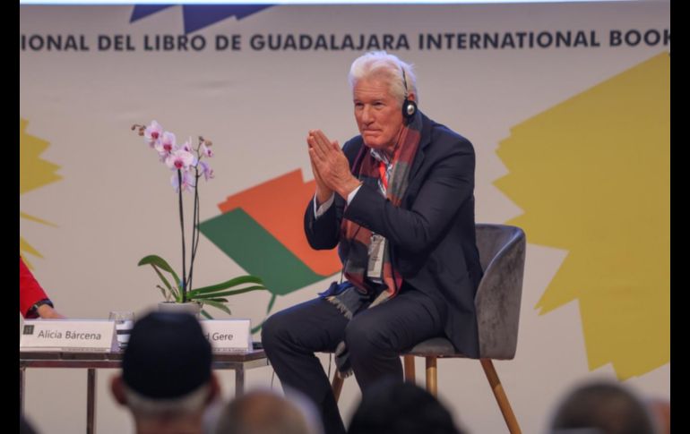 Richard Gere saludó al público en la FIL Guadalajara, donde su presencia generó aplausos y emoción entre los asistentes del programa FIL Pensamiento. EL INFORMADOR / A. Navarro