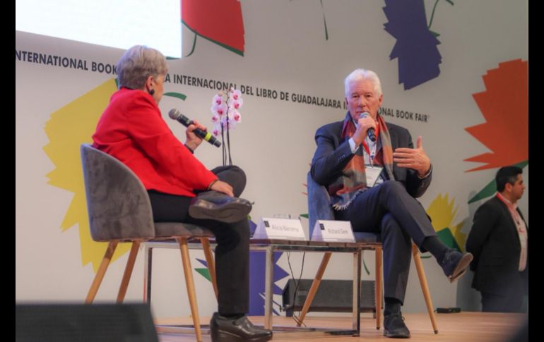 Richard Gere saludó al público en la FIL Guadalajara, donde su presencia generó aplausos y emoción entre los asistentes del programa FIL Pensamiento. EL INFORMADOR / A. Navarro