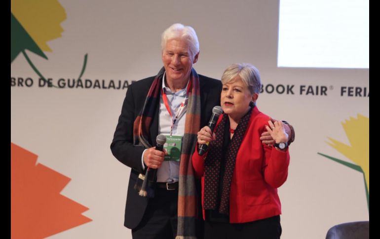 Richard Gere saludó al público en la FIL Guadalajara, donde su presencia generó aplausos y emoción entre los asistentes del programa FIL Pensamiento. EL INFORMADOR / A. Navarro