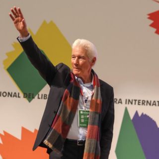 Entre gritos, ovaciones y anécdotas con el Dalai Lama, Richard Gere ofrece una charla multitudinaria en la FIL