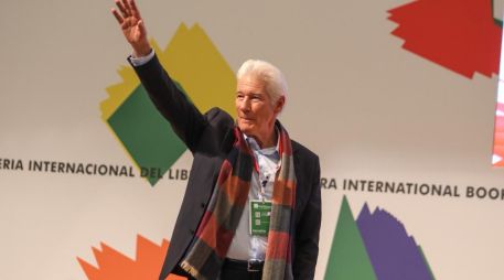 Richard Gere saludó al público en la FIL Guadalajara, donde su presencia generó aplausos y emoción entre los asistentes del programa FIL Pensamiento. EL INFORMADOR / A. Navarro