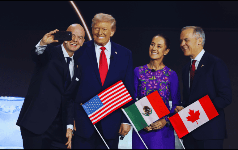 Donald Trump y Claudia Sheinbaum se reunieron brevemente este viernes durante la ceremonia del sorteo del Mundial 2026 en Washington. EFE / O. Guzmán