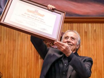 El maestro agradeció a la Universidad de Guadalajara, a la FIL y a México, país que lo acogió durante el exilio, que fue su casa, que fue su hogar. ESPECIAL / D. González