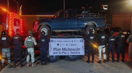 los agentes les incautaron ocho armas de fuego, 438 cartuchos, cinco kilogramos de marihuana y diversas dosis de metanfetamina, así como cinco vehículos. X / @GabSeguridadMX 