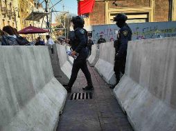 Vallas de concreto apostadas en los alrededores del Zócalo. SUN/L. Camacho
