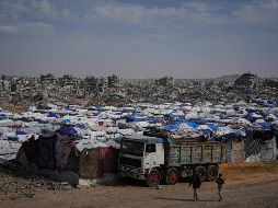 Tiendas de campaña que albergan a palestinos desplazados se alzan entre la destrucción causada por la ofensiva militar israelí en Ciudad de Gaza. AP/A. Kareem