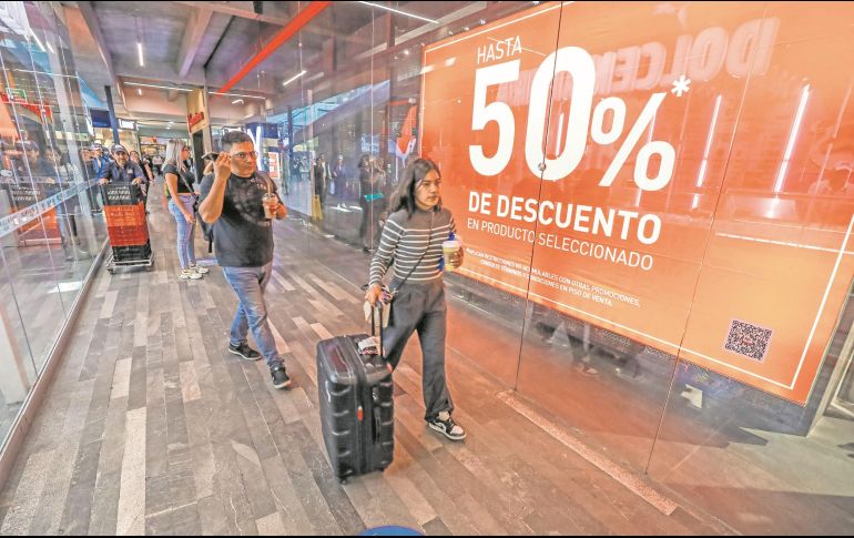 Clientes realizan compras durante El Buen Fin 2025, impulsando las ventas y el consumo en negocios locales, familiares y grandes cadenas del país. EL INFORMADOR/A. Navarro