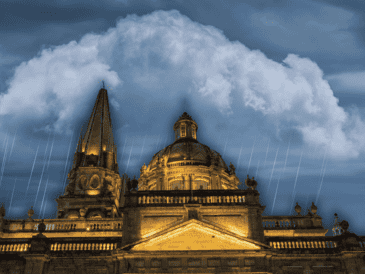 La probabilidad de lluvia este sábado en Guadalajara es alta, pero es más preponderante durante la tarde, entre el mediodía y hasta las 05:00 de la tarde. ESPECIAL / CANVA