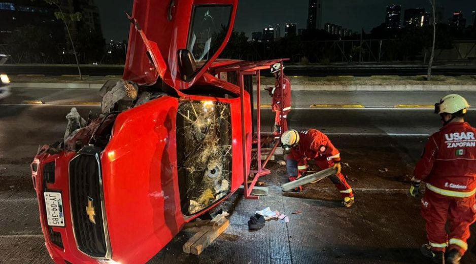 El conductor involucrado en el incidente no contaba con lesiones de gravedad. ESPECIAL / FACEBOOK Protección Civil y Bomberos Zapopan