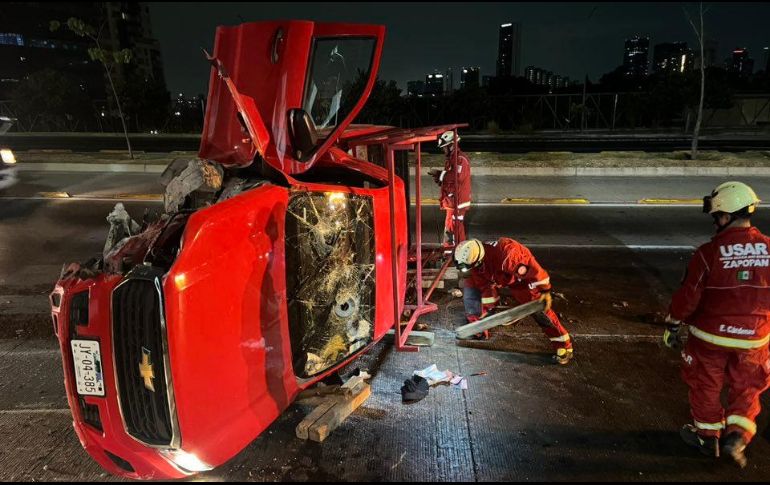 El conductor involucrado en el incidente no contaba con lesiones de gravedad. ESPECIAL / FACEBOOK Protección Civil y Bomberos Zapopan