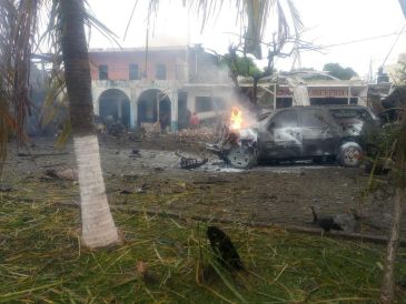 De acuerdo con autoridades locales, el estallido ocurrió poco antes del mediodía de este sábado, justo frente a la presidencia municipal. ESPECIAL.