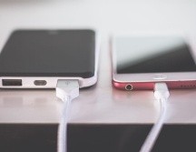 El uso continuo de apps como Netflix, TikTok o Spotify puede disminuir la vida útil de la batería debido a su alto consumo de recursos. CANVA