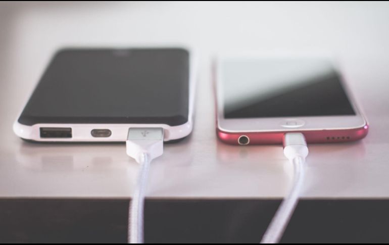 El uso continuo de apps como Netflix, TikTok o Spotify puede disminuir la vida útil de la batería debido a su alto consumo de recursos. CANVA