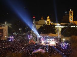 Encienden luces navideñas en la plaza del Ayuntamiento de Belén, frente a la Basílica de la NatividadEFE/ATEF SAFADI