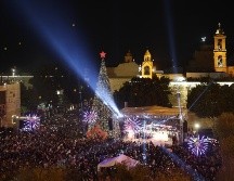 Encienden luces navideñas en la plaza del Ayuntamiento de Belén, frente a la Basílica de la NatividadEFE/ATEF SAFADI