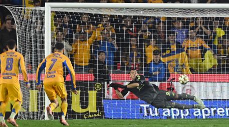 Nahuel Guzmán fue la figura del juego al detenr un penalti ejecutado por Gabriel Fernández. EFE/M. Sierra