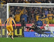 Nahuel Guzmán fue la figura del juego al detenr un penalti ejecutado por Gabriel Fernández. EFE/M. Sierra