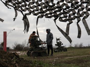 Ante los problemas de energía, el Ejército ucraniano, ha acelerado la construcción de drones e incluso robots para intervenir en batalla. EFE/Servicio de Prensa de la 65 Brigada Mecanizada