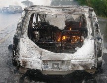 Desde el 10 de noviembre, México ha reforzado la seguridad en Michoacán, tras el asesinato de Carlos Manzo. Imagen de archivo de un auto incendiado en el estado. EFE/STR