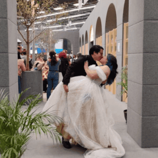 Entre libros, separadores y votos: la FIL Guadalajara como escenario de una historia de amor