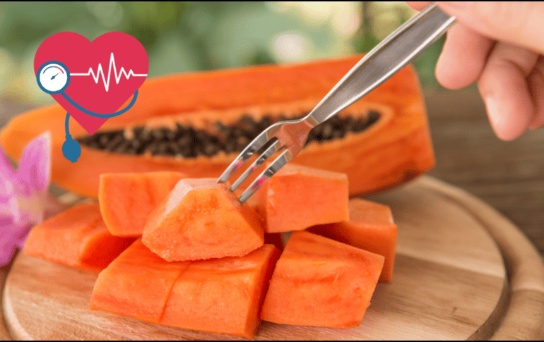 Una pieza mediana de esta fruta proporciona alrededor de 5 gramos de fibra, más del 100% del valor diario recomendado de vitamina C y una cantidad significativa de potasio. CANVA