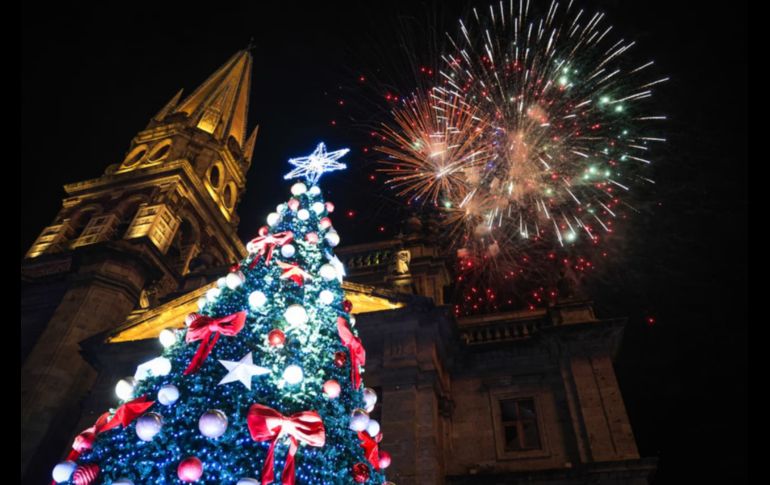 Con fuegos artificiales, un espectáculo de luces en la fachada de la Catedral, shows en vivo y el tradicional encendido del árbol, el Centro Histórico de Guadalajara recibió la Navidad con la inauguración del Festival Ilusionante 2025.EL INFORMADOR / J. Acosta