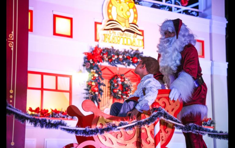 Con fuegos artificiales, un espectáculo de luces en la fachada de la Catedral, shows en vivo y el tradicional encendido del árbol, el Centro Histórico de Guadalajara recibió la Navidad con la inauguración del Festival Ilusionante 2025.EL INFORMADOR / J. Acosta