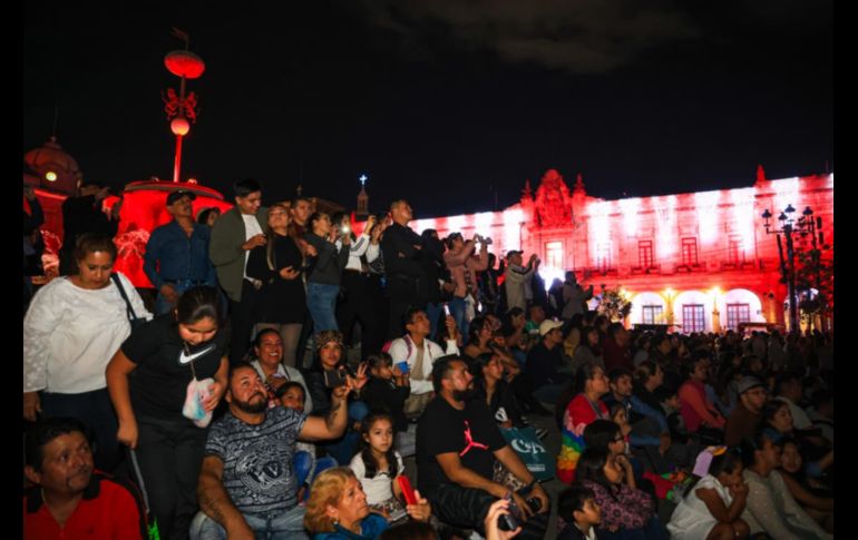 Con fuegos artificiales, un espectáculo de luces en la fachada de la Catedral, shows en vivo y el tradicional encendido del árbol, el Centro Histórico de Guadalajara recibió la Navidad con la inauguración del Festival Ilusionante 2025.EL INFORMADOR / J. Acosta