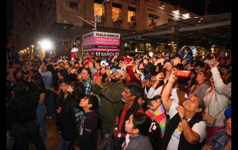 Con fuegos artificiales, un espectáculo de luces en la fachada de la Catedral, shows en vivo y el tradicional encendido del árbol, el Centro Histórico de Guadalajara recibió la Navidad con la inauguración del Festival Ilusionante 2025.EL INFORMADOR / J. Acosta