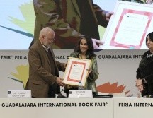 Zamora dedicó buena parte de su discurso a agradecer a quienes han acompañado su camino y a reflexionar —con hondura y pasión— sobre el sentido del oficio que ha marcado su vida. CORTESÍA/ Universidad de Guadalajara.