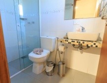 De acuerdo con información de HomeCenter, la causa principal suele relacionarse con la descomposición de residuos y la acción de bacterias dentro de las tuberías.  Pexels