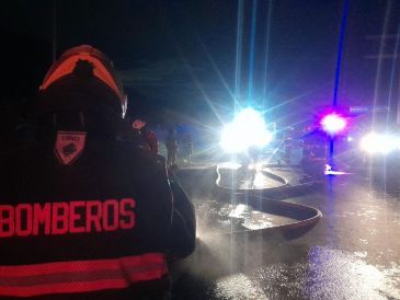 Se aplicó un químico en espuma para neutralizar el hidrocarburo y evitar la evaporación de residuos. X/ PCyBomberosZapopan