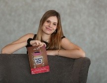 La joven autora es psicóloga y ha escrito tres libros, siendo 