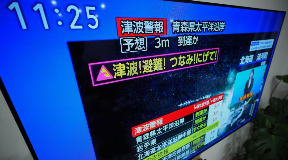 Una alerta de tsunami se muestra en un televisor en Yokohama, cerca de Tokio, el lunes 8 de diciembre de 2025. Tras un fuerte sismo en la costa norte de Japón, se emitió una alerta de tsunami. AP/E. Hoshiko