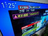 Una alerta de tsunami se muestra en un televisor en Yokohama, cerca de Tokio, el lunes 8 de diciembre de 2025. Tras un fuerte sismo en la costa norte de Japón, se emitió una alerta de tsunami. AP/E. Hoshiko