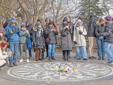Seguidores de John Lennon se reúnen en Strawberry Fields para rendir homenaje al músico en el 45 aniversario de su muerte. EFE