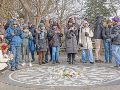 Seguidores de John Lennon se reúnen en Strawberry Fields para rendir homenaje al músico en el 45 aniversario de su muerte. EFE