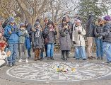 Seguidores de John Lennon se reúnen en Strawberry Fields para rendir homenaje al músico en el 45 aniversario de su muerte. EFE